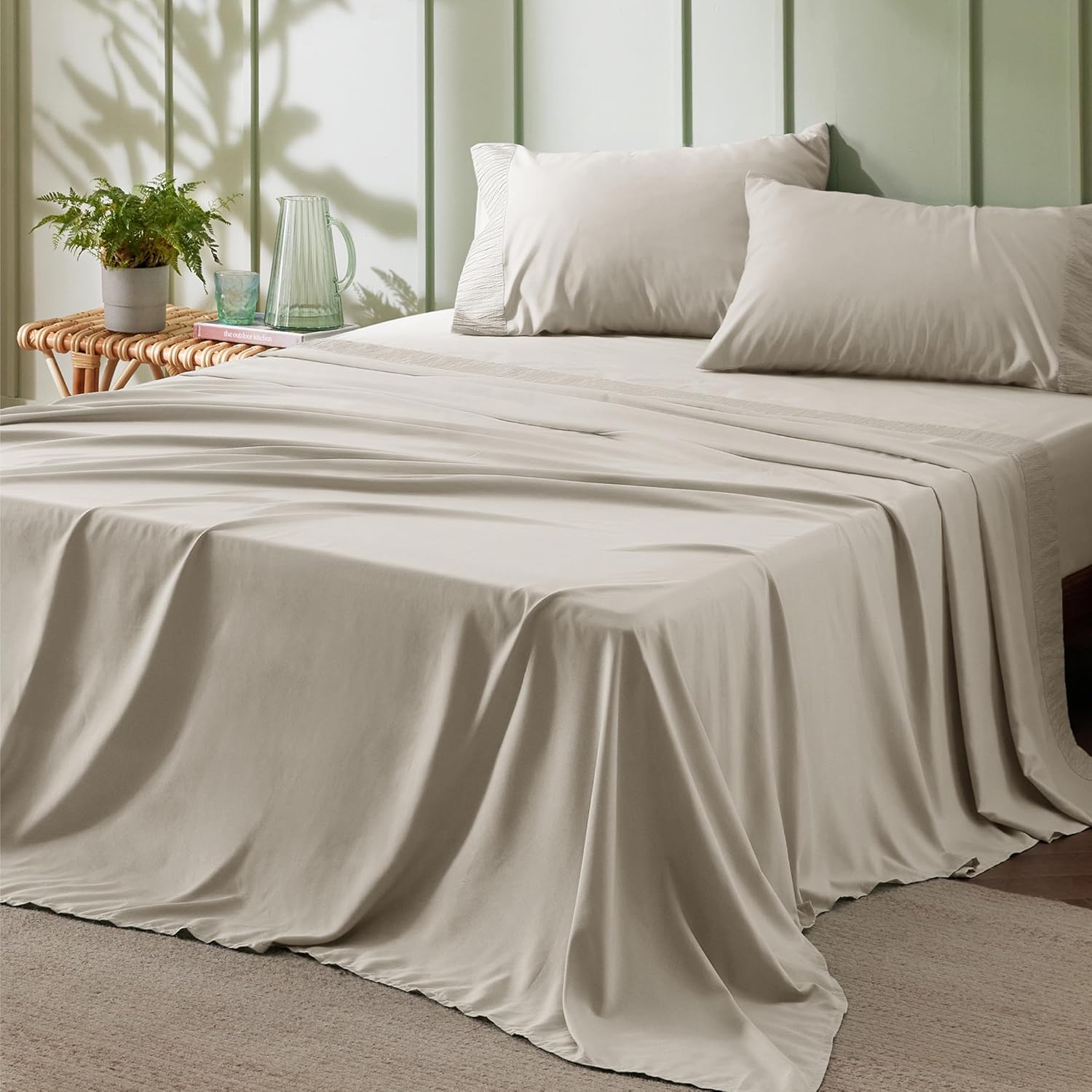 81gPIceWJeL._AC_SL1500_.jpg Queen Sheet Set - 4 Pieces Soft Queen Size Sheets - Breathable & Cooling - Hotel Luxury - Easy Care Polyester Microfiber Bedding for Women, Men, Linen - Image 1